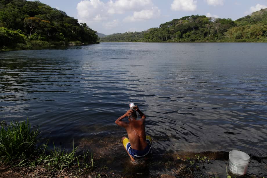 Un hombre se baña en el río Chagres, el 25 de marzo de 2022, en Ciudad de Panamá (Panamá). La cuenca del Canal de Panamá es fundamental para el suministro de agua para más de la mitad de la población del país.