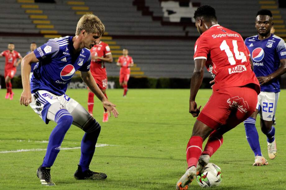Llinas (izq.) fue la figura del encuentro en el estadio Manuel Murillo Toro.