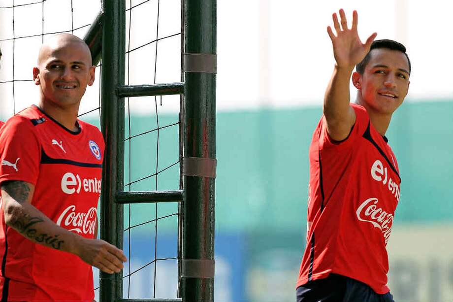 Humberto Suazo y Alexis Sánchez, delanteros de 'La Roja'. / AFP