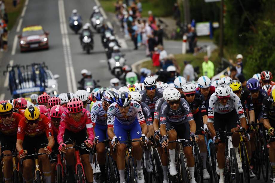 El pelotón en acción durante la segunda etapa del Tour de Francia, una carrera ciclista de 209,1 km desde Lauwin-Planque a Boulogne-sur-Mer, Francia, el 6 de julio de 2025.