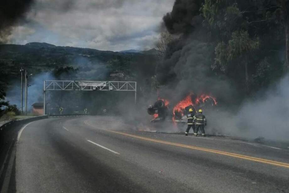 Falleció el conductor de camión accidentado en la vía Bogotá-Villavicencio.