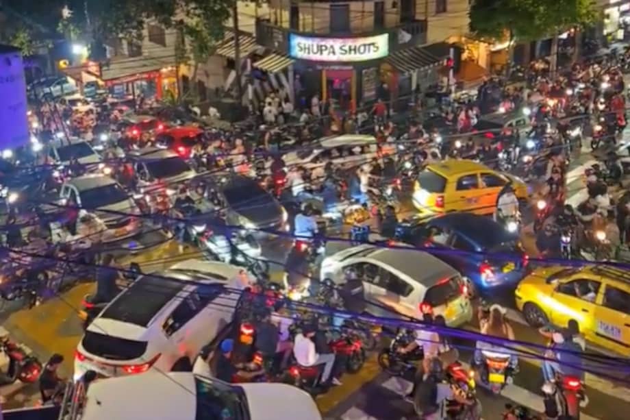 Imagen del video compartido en X. Colapso vial en la carrera 45, donde vehículos de todas las direcciones quedaron bloqueados entre sí.