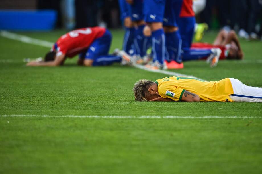 Neymar fue uno de los jugadores que más sufrieron durante la tanda de penales frente a Chile en los octavos de final. / AFP