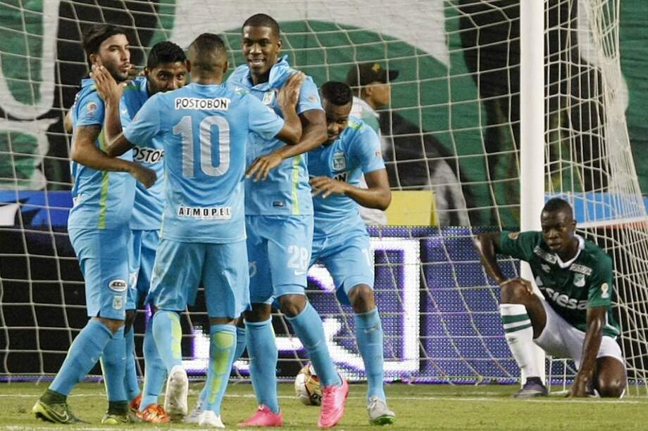Los jugadores de Nacional celebran el primer gol en el partido de ida de la Superliga contra Deportivo Cali. / EFE