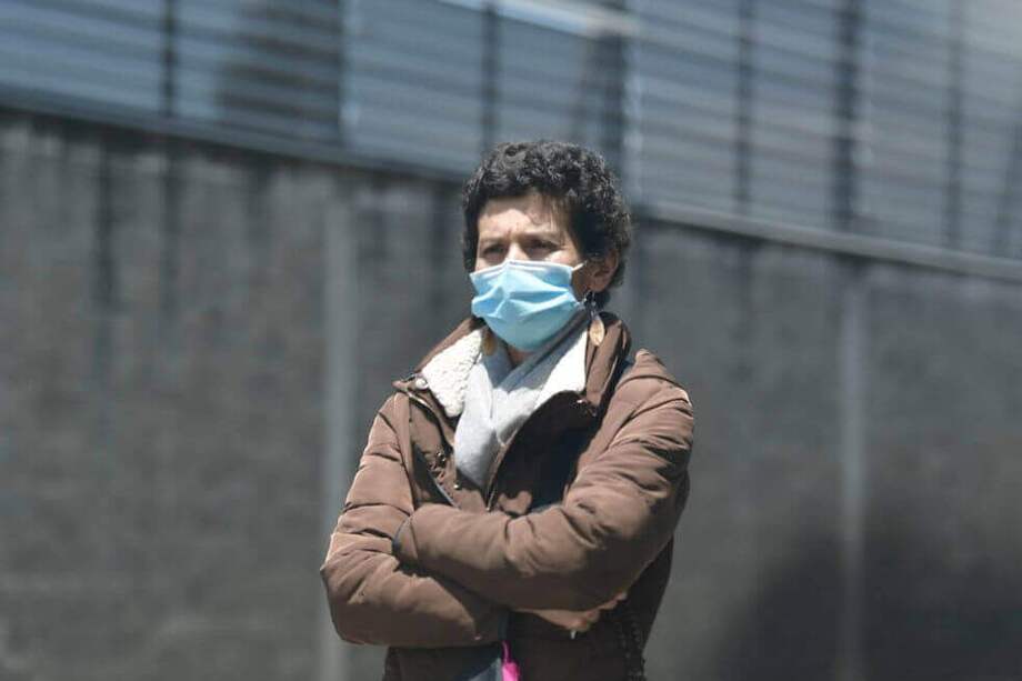Mujer bogotana se entera del primer caso de Coronavirus en Colombia. / Óscar Pérez - El Espectador