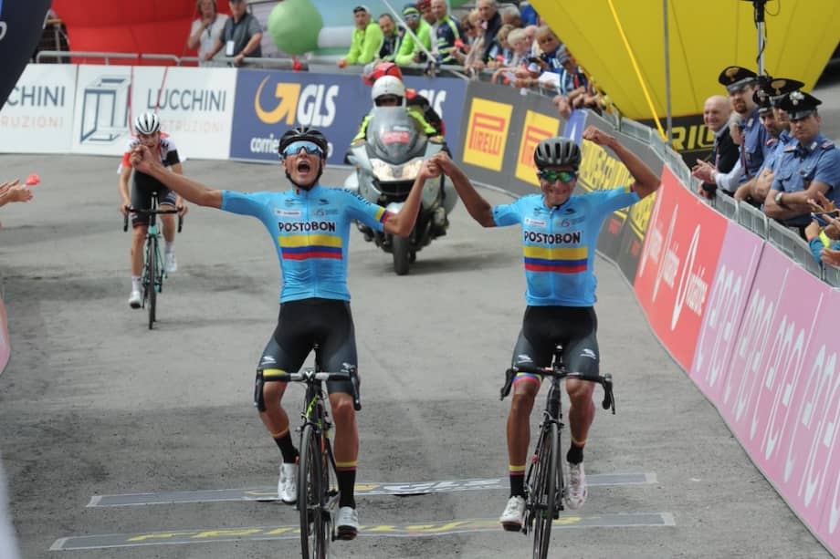 Alejandro Osorio, ganador de la cuarta etapa del Giro de Italia sub-23, junto al segundo, su compatriota Daniel Muñoz. Uno dos para Colombia. / @giroditaliau23
