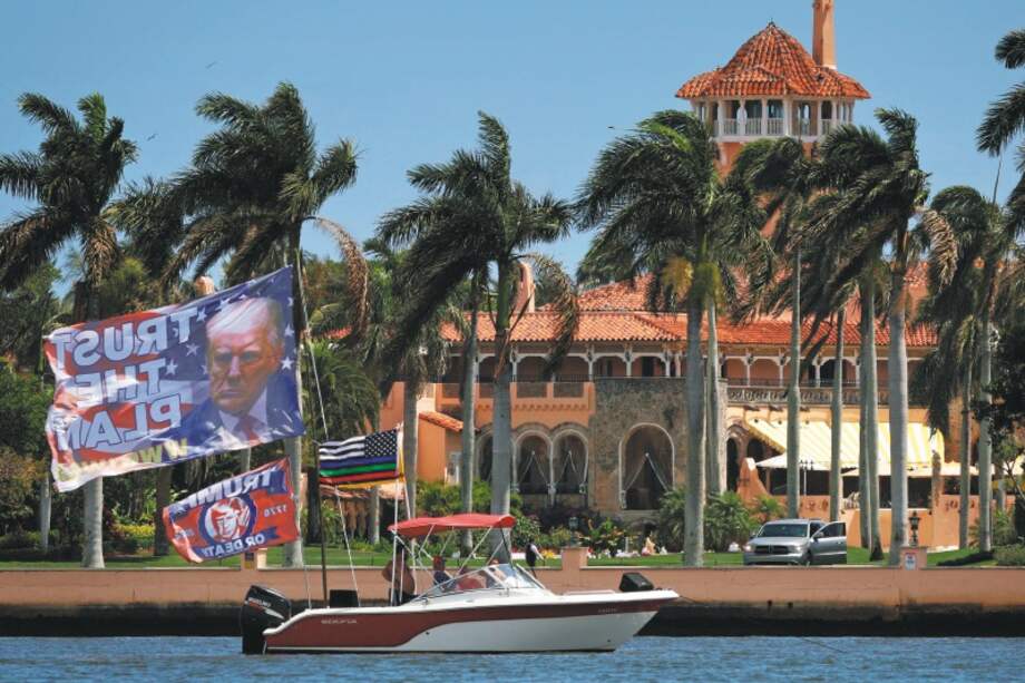 Partidarios frente a la casa de Mar-a-Lago de Donald Trump, expresidente de EE. UU., en Palm Beach, Florida, tras ser acusado por un gran jurado por presunto soborno y fraude comercial.