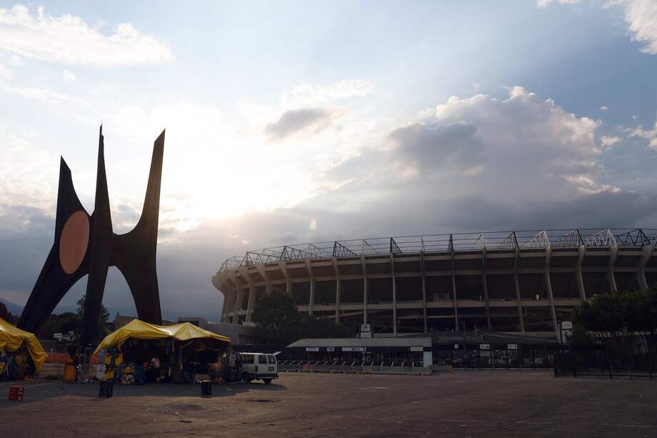 A menos de un año del inicio del Mundial, las obras del ahora Estadio Banorte entran en su fase final. El icónico Coloso de Santa Úrsula se prepara para recibir cinco partidos y vivir su tercera inauguración mundialista.