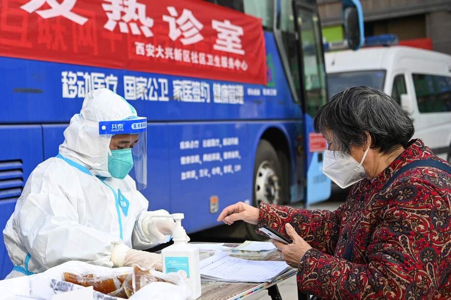 Mientras el virus del COVID-19 arrasa con partes de China, millones de sus habitantes luchan por encontrar tratamiento.