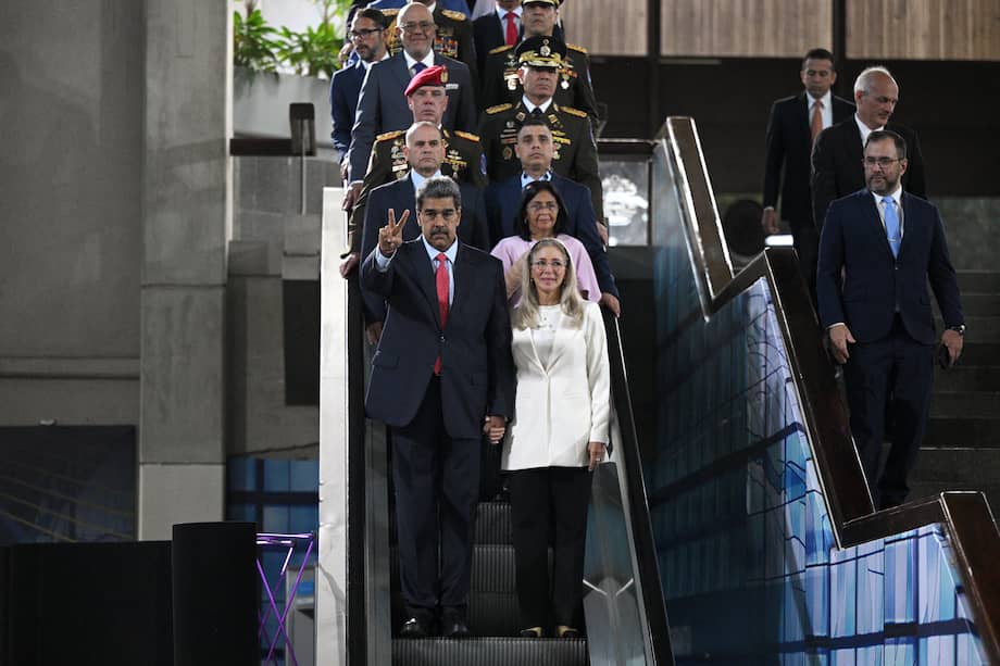 Nicolás Maduro, acompañado de su esposa, Cilia Flóres.