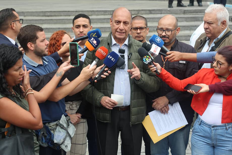 El dirigente político Williams Dávila habla con periodistas en Caracas (Venezuela).