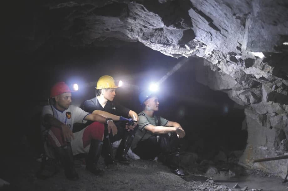 Un grupo de trabajadores observa la veta de oro en la mina Las Brisas, de Segovia (Antioquia). / Mauricio Alvarado Lozada