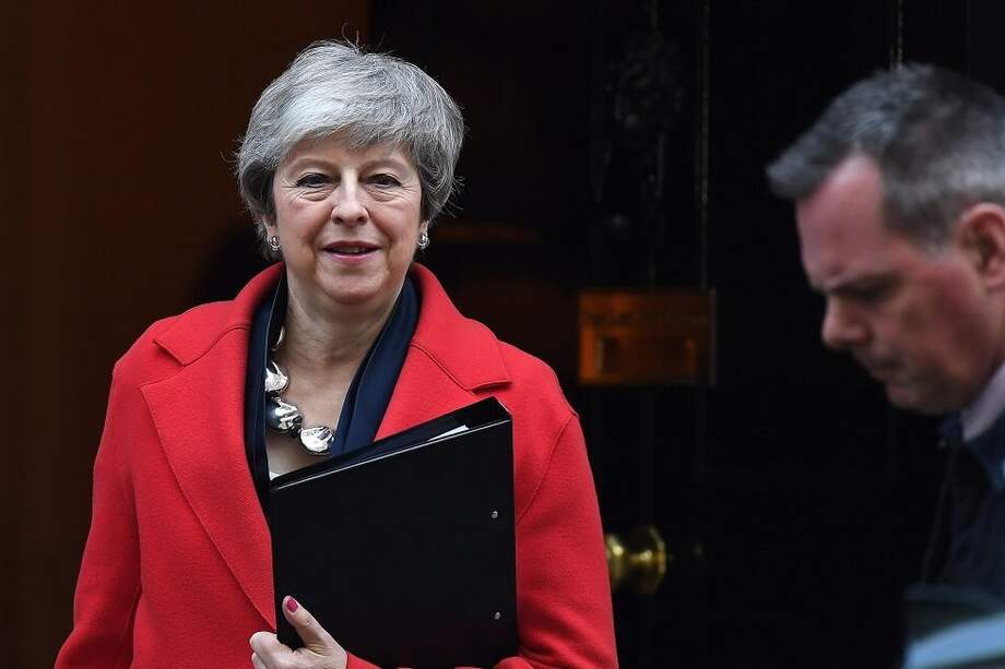 La primera ministra británica, Theresa May, anunció hoy que los diputados podrán votar sobre un posible aplazamiento del "brexit" si el pacto negociado es rechazado por el Parlamento el 12 de marzo. / EFE