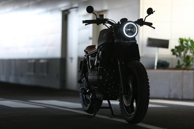 ¿Cuántas vueltas debe llevar el tornillo de aire del carburador en una moto?