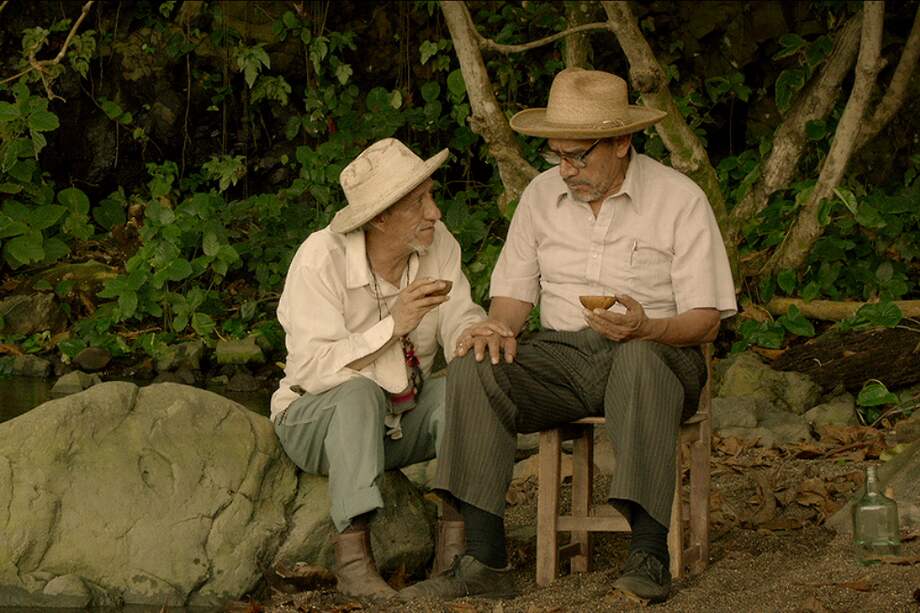 Evaristo e Isauro, dos ancianos que tienen la labor de no dejar morir la lengua más sagrada de su región. / Imágen de la pelicula "Sueño en otro idioma"