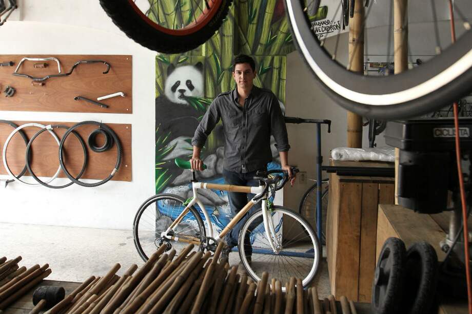 Diego Cárdenas posa en su taller de Bamboocycle, en Ciudad de México (México). Para impulsar el uso de la bici mediante un modelo sostenible, el mexicano decidió retomar un modelo de 1890 elaborado con bambú como una "respuesta a las condiciones sociales que sufrimos a nivel mundial". /EFE