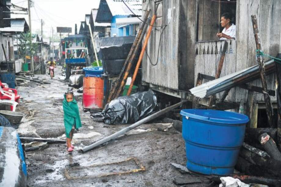 Las calles del barrio Familias en Acción, de Tumaco, están hechas con madera y basura.