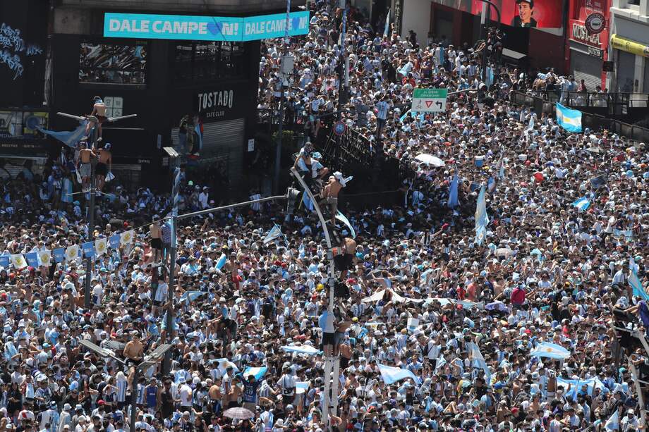 Hinchas de Argentina celebran la victoria de la selección argentina en el Mundial de Catar. EFE/ Raúl Martínez