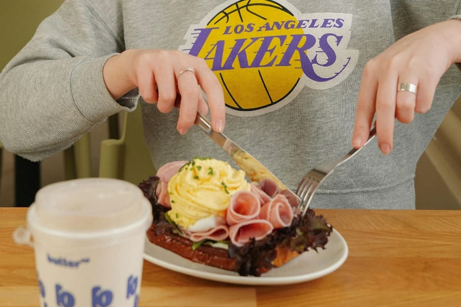 Conmoción en las redes sociales. Pese a las advertencias, la creadora de contenido continuó con el desafío viral, pero su cuerpo no resistió y colapsó.