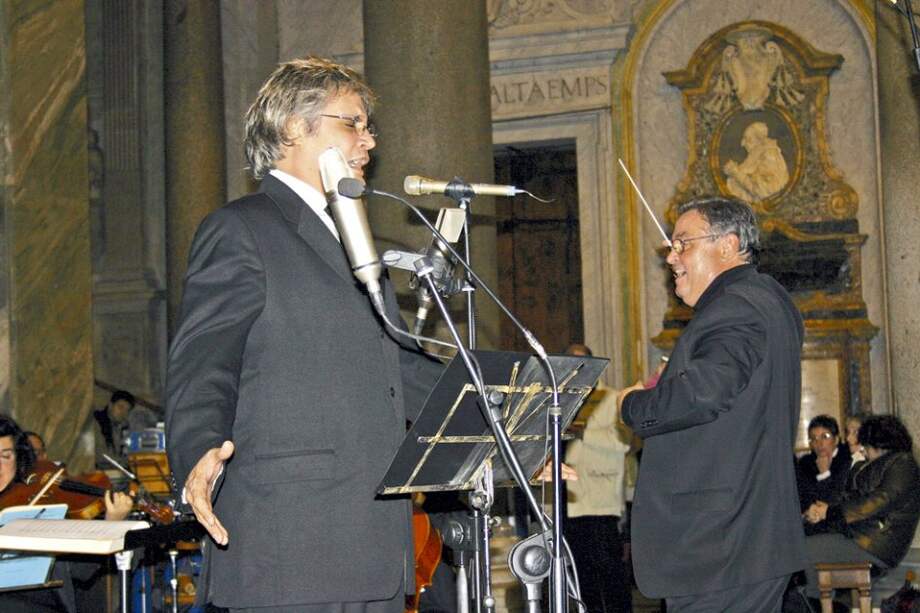 El cantante Amaury Pérez interpreta la ‘Misa Cubana’. En el fondo José María Vitier, director y compositor de la obra. / Cortesía OFB