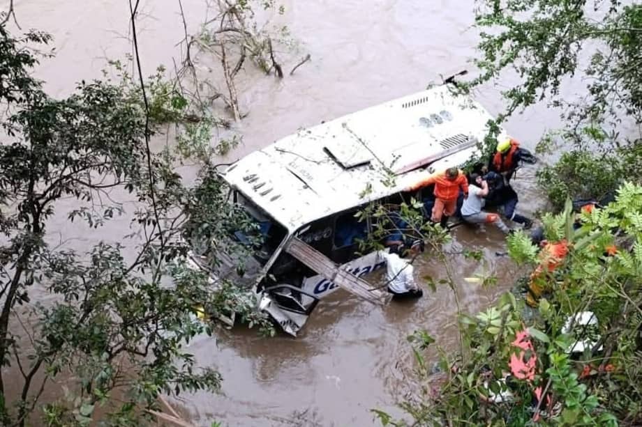 Todas las personas lograron ser rescatadas con vida, pero una falleció camino al hospital.