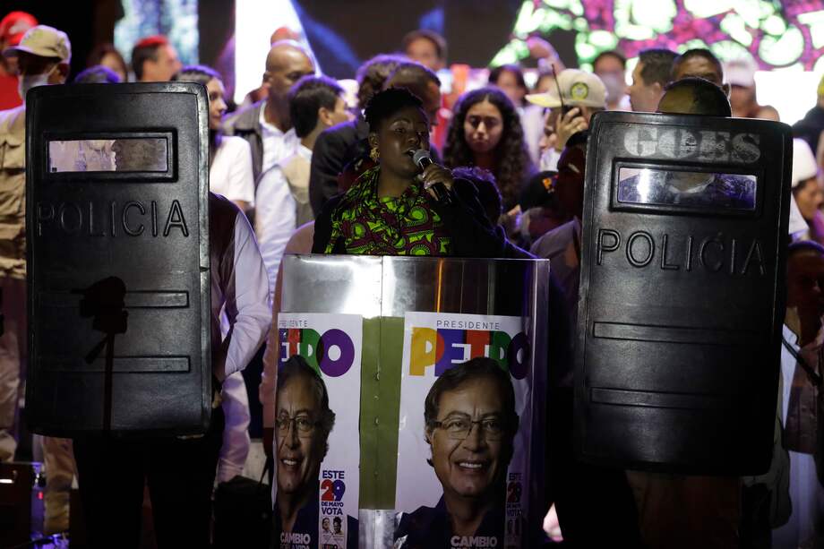 Durante un evento de la campaña de Gustavo Petro a la presidencia, su fórmula vicepresidencial, Francia Márquez, fue apuntada por un láser. EFE/ Carlos Ortega