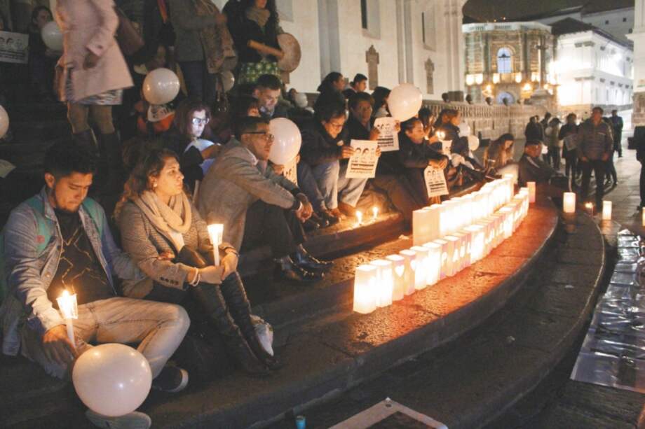 Familiares, colegas, amigos y citadinos oran por los tres periodistas asesinados. / Hans Vargas Pardo