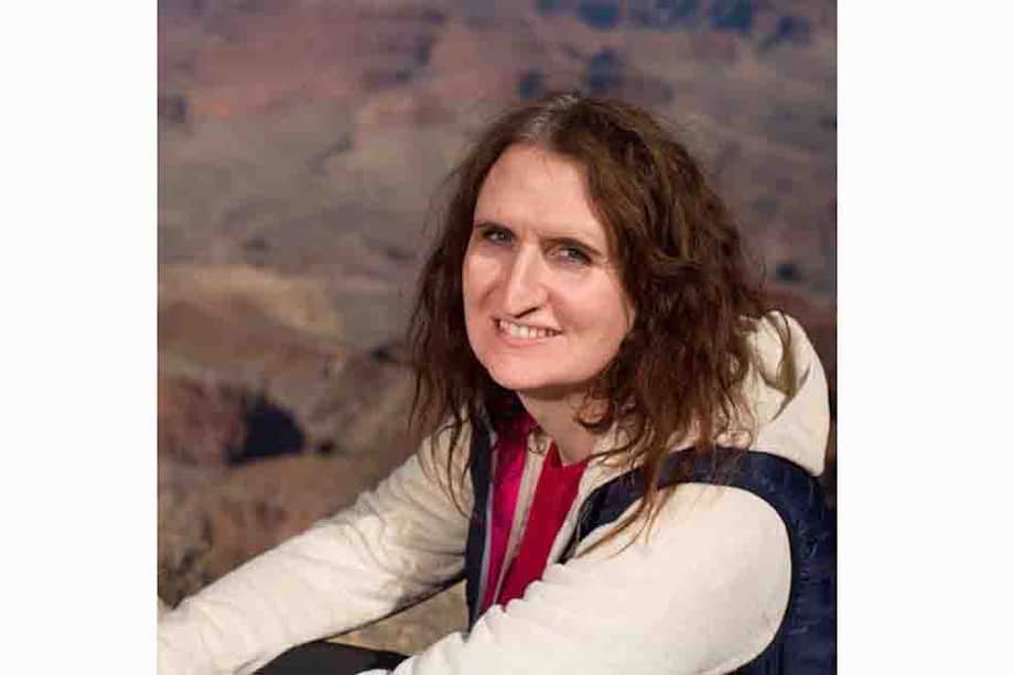 Kate Stone, la mujer que logró convertir un pedazo de cartón en una consola para DJ.