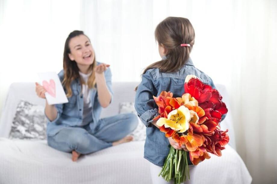 Las celebraciones varían de una región a otra, incluyendo música, baile, comida y regalos.