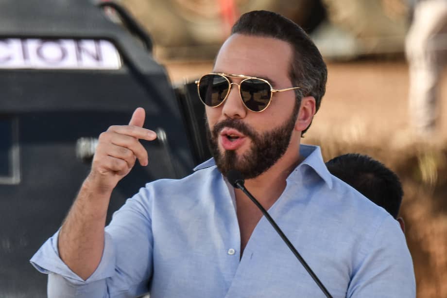 El presidente de El Salvador, Nayib Bukele, habla durante una conferencia de prensa en las obras del Centro de Alta Contención para el Crimen Organizado.