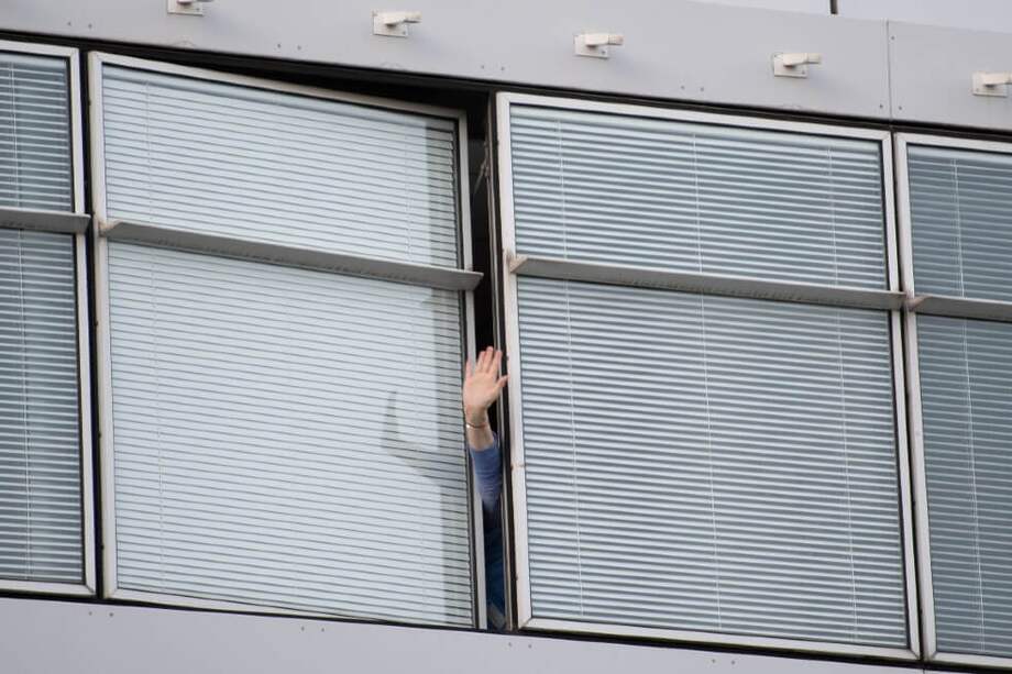 Imagen del Hospital Georges Pompidou en París a donde taxistas acudieron para aplaudir al personal sanitario y sus pacientes. / Martin Bureau / AFP