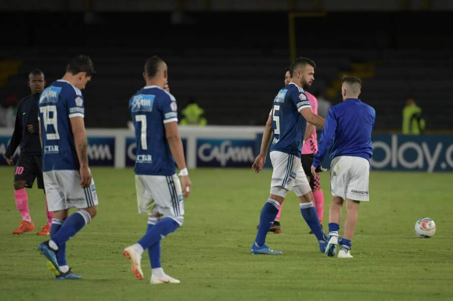 Los jugadores embajadores salieron cabizbajos de la cancha de El Campín. / Gustavo Torrijos