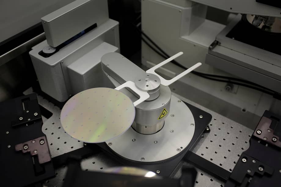 Una oblea semiconductora de arseniuro de galio. Imagen de referencia.