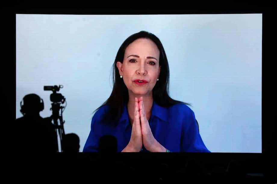 AME5851. LIMA (PERÚ), 05/11/2025.- La líder de la oposición venezolana María Corina Machado (en pantalla) habla durante la Conferencia Anual de Ejecutivos (CADE Ejecutivos) de Perú este miércoles, en Lima (Perú). Machado afirmó que América Latina y Venezuela "viven un momento decisivo", mientras en su país se enfrenta a una "estructura criminal" que, según dijo, "tiene que ser desmantelada con el apoyo de las democracias del mundo". EFE/ Paolo Aguilar