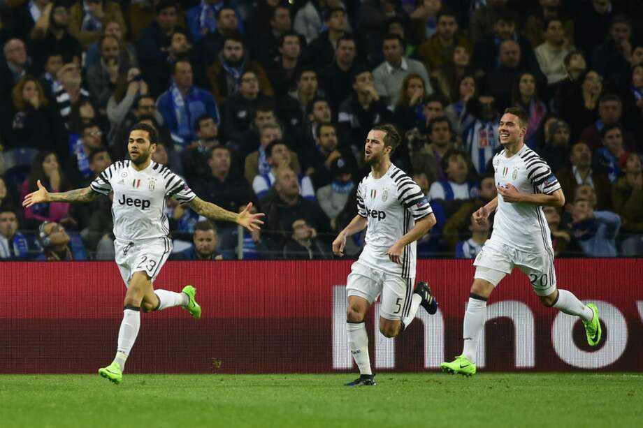 Dani Alves celebra el segundo gol de la Juve frente al Porto. / AFP