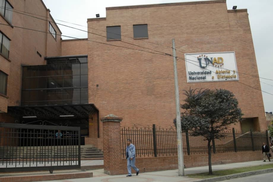 Fachada de una de las sedes de la Universidad Nacional Abierta y a Distancia.