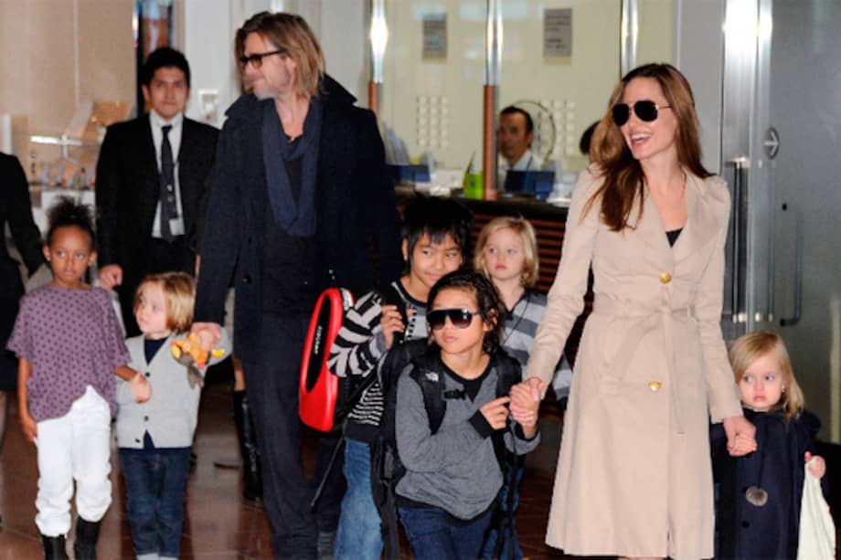 Brad Pitt y Angelina Jolie con sus hijos.