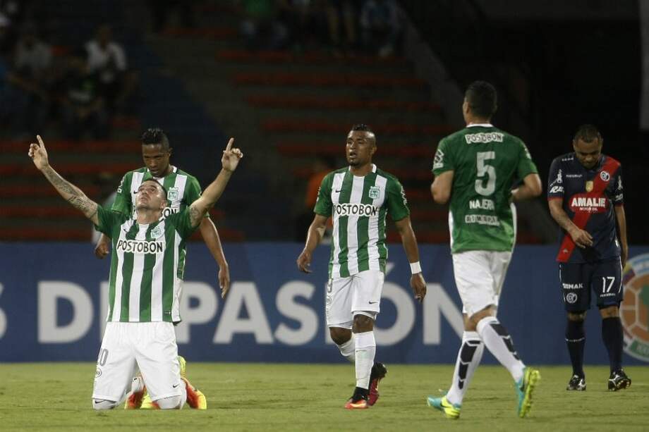 El jugador del Atlético Nacional, Alejandro Bernal (i), celebra luego de anotar contra Deportivo Municipal. / EFE