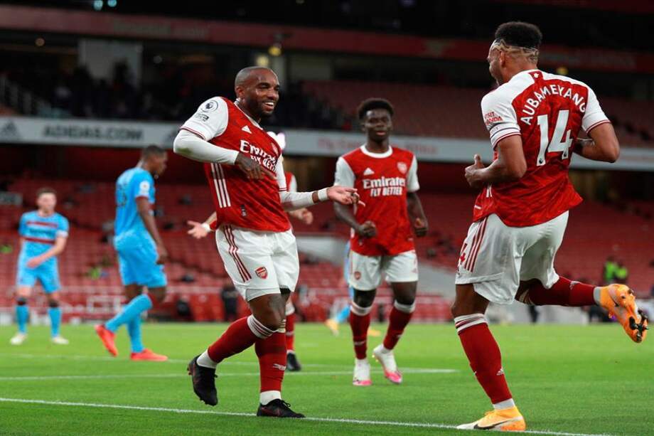 Alexandre Lacazette celebra con sus compañeros el primer gol del Arsenal sobre el West Ham, en la segunda fecha de la Premier League.