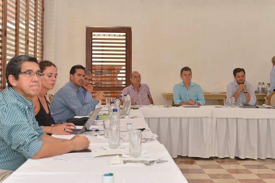 El equipo negociador del Gobierno junto a los asesores internacionales. /SIG