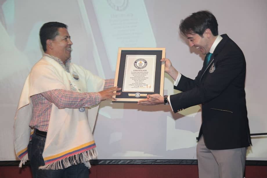 Carlos Martínez Nogues entrega el reconocimiento Récord Guinness. / Cortesía.