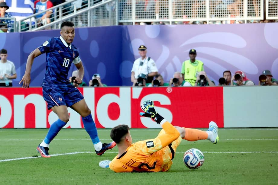 Kylian Mbappé, de Francia, ante el arquero Orlando Gill, de Paraguay, durante uno de los partidos de octavos de final de la Copa Mundial de la FIFA 2026.