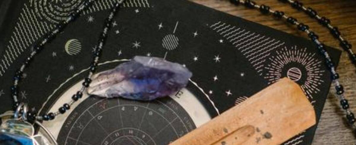 ESCORPIÓN: Su decisión de moverse es un rebrote de vida que deja atrás árboles secos y flores marchitas; coincide también con la idea de renovación y encuentro de caminos novedosos para avanzar… Su vitalidad está a tono con lo que será el año del dragón de madera, positivo e inspirador, de acuerdo con el horóscopo chino y que está a punto de empezar el 10 de febrero.