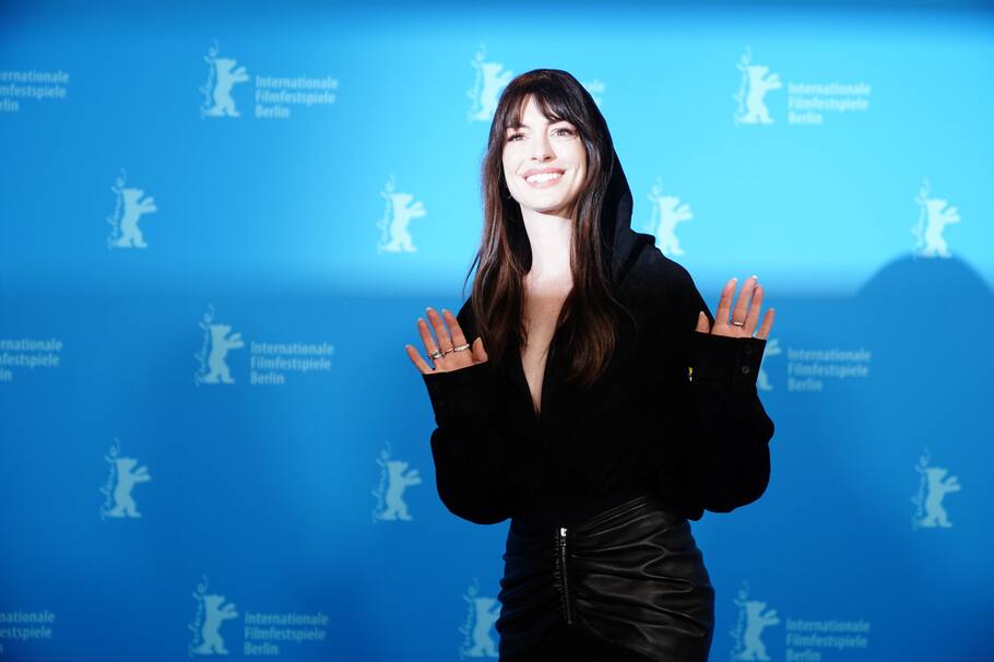 Berlin (Germany), 16/02/2023.- US actor Anne Hathaway poses at the photocall for the movie 'She Came to Me' during the 73rd Berlin International Film Festival 'Berlinale' in Berlin, Germany, 16 February 2023. The in-person event runs from 16 to 26 February 2023. (Cine, Alemania) EFE/EPA/CLEMENS BILAN