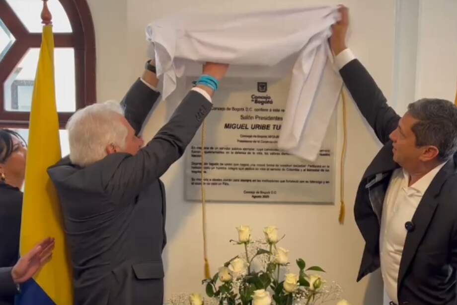La placa fue instalada frente al renombrado salón presidentes Miguel Uribe Turbay
