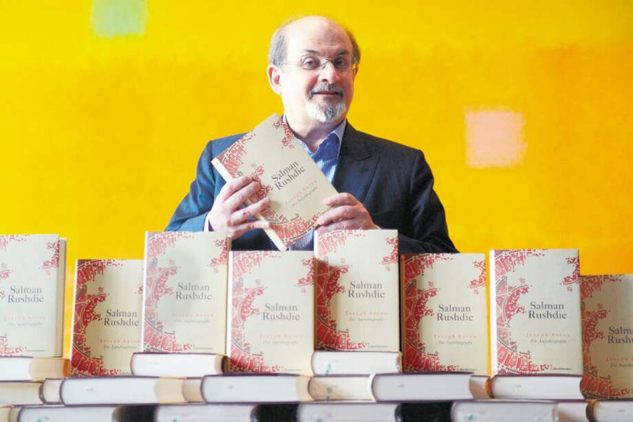 En su más reciente libro, el escritor Salman Rushdie hace una fuerte crítica a Donald Trump, a quien apoda el Joker. / AFP