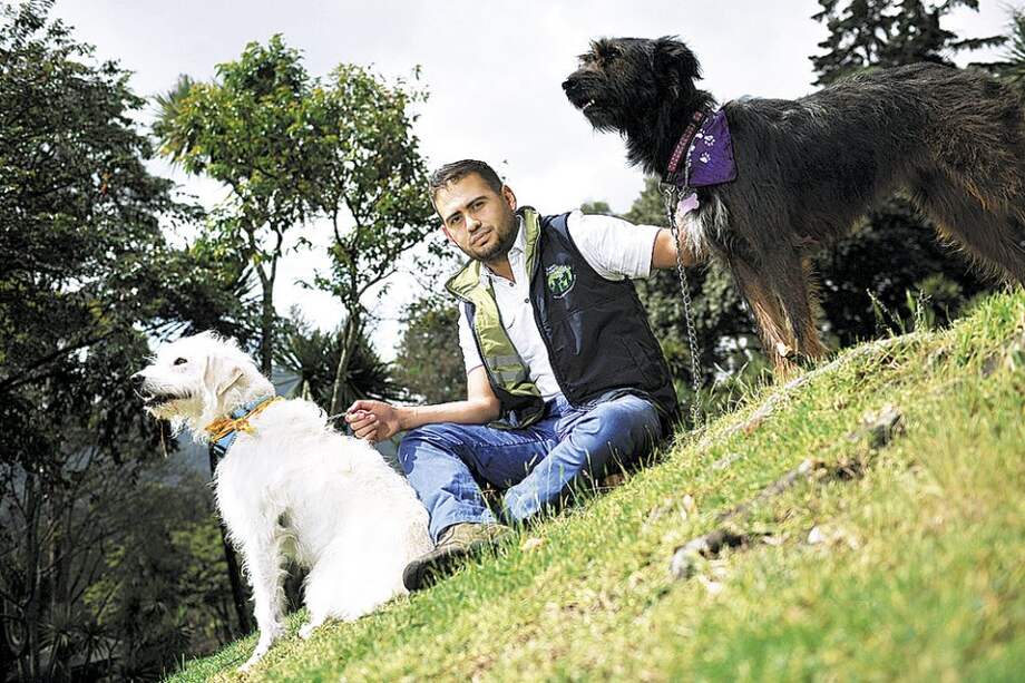 Alexánder Romero, veterinario de la Fundación Amigos del Planeta. / Gustavo Torrijos