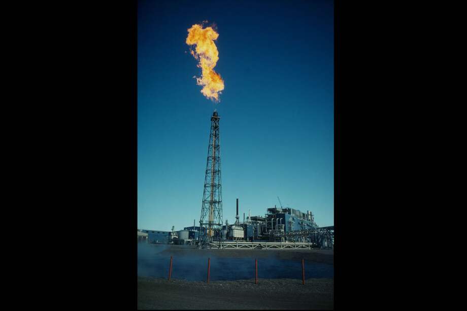 Pozo petrolero en Alaska, uno de los miles que son responsables del 33% de la energía mundial. / Peter Prokosch- WWF - Canon