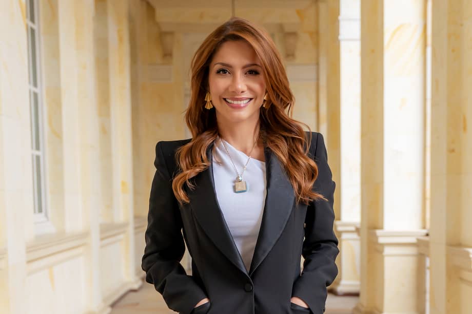 "Los bodegueros de Petro acosan sin cesar a una mujer que no perdona ni traga entero sus incongruencias": Esteban Carlos Mejía