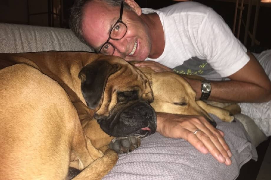 El embajador de Noruega en Colombia, Petter Opdahl, y sus mascotas Pepe y Manuel. / Fotos: Archivo particular